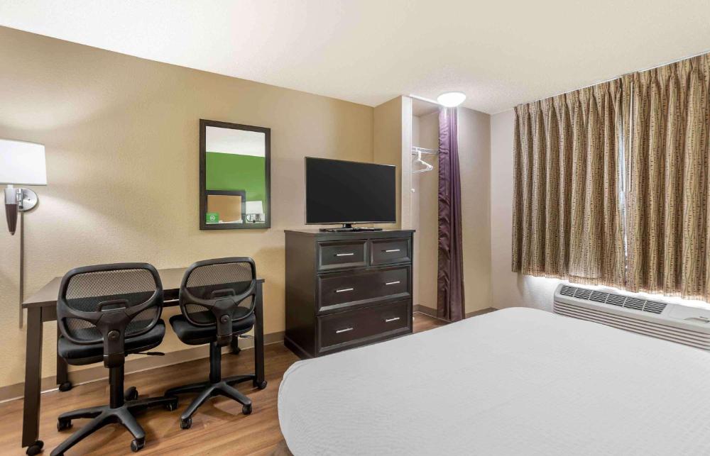 Queen studio with 1 Queen Bed - Disability Access/Non-Smoking interior